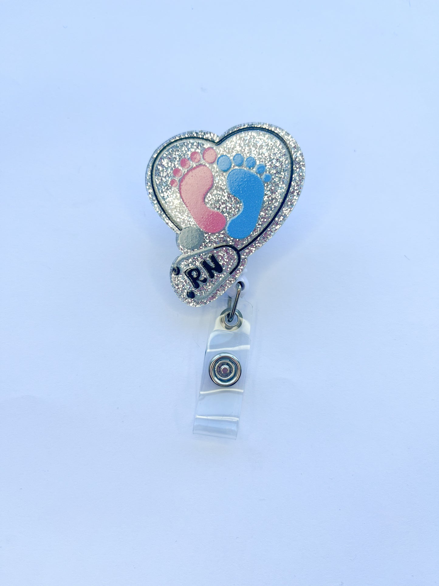 Porta credencial acrílico Corazón Pies rosado celeste