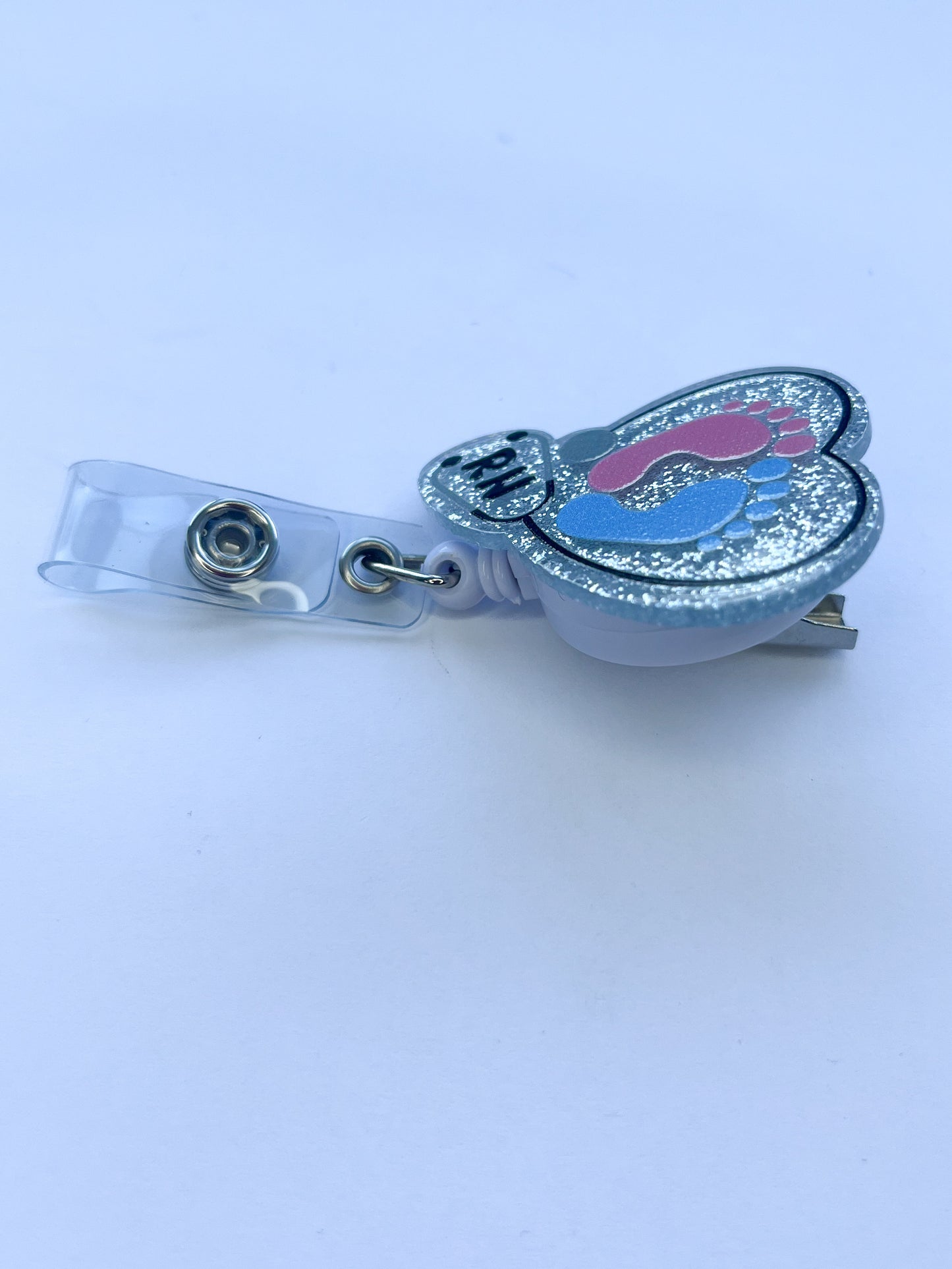 Porta credencial acrílico Corazón Pies rosado celeste