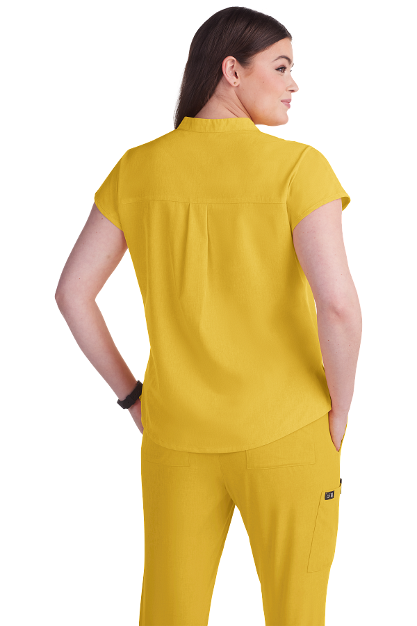 Polera clínica mujer Koi Basic Mango Ari 1093, vista trasera - Uniformes Clínicos Sami