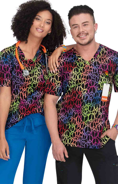 Polera Clínica Mujer 1067PR Koi Basics Casey Top estampado Pride Peace and Happiness