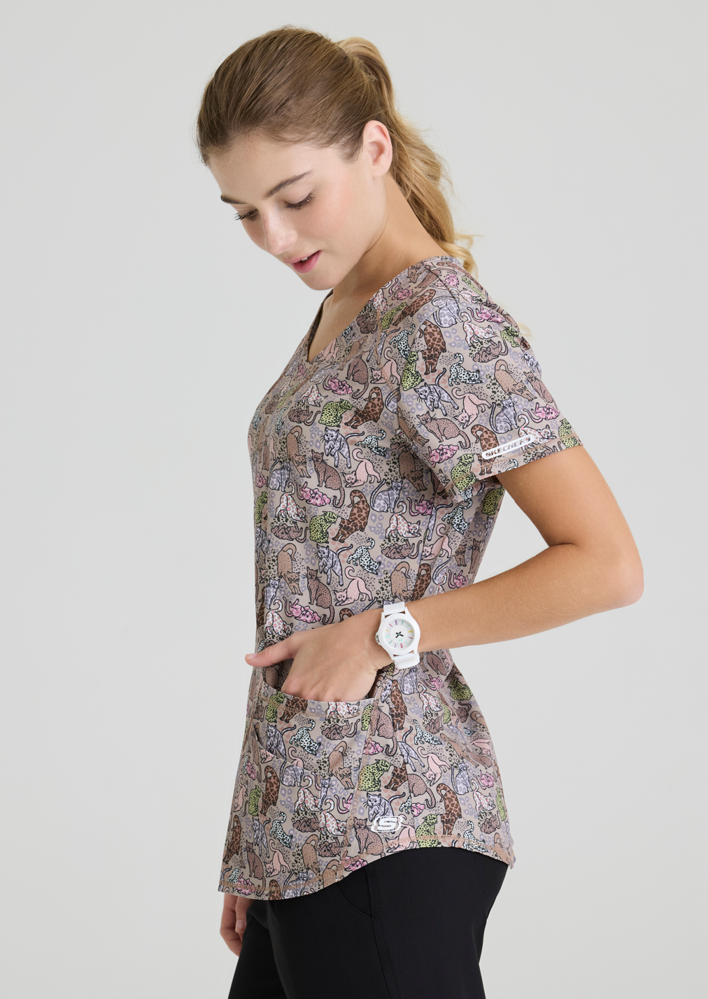 Polera Clínica Mujer estampada SKT021 KINDS OF LEOPARD AKOL SKECHERS
