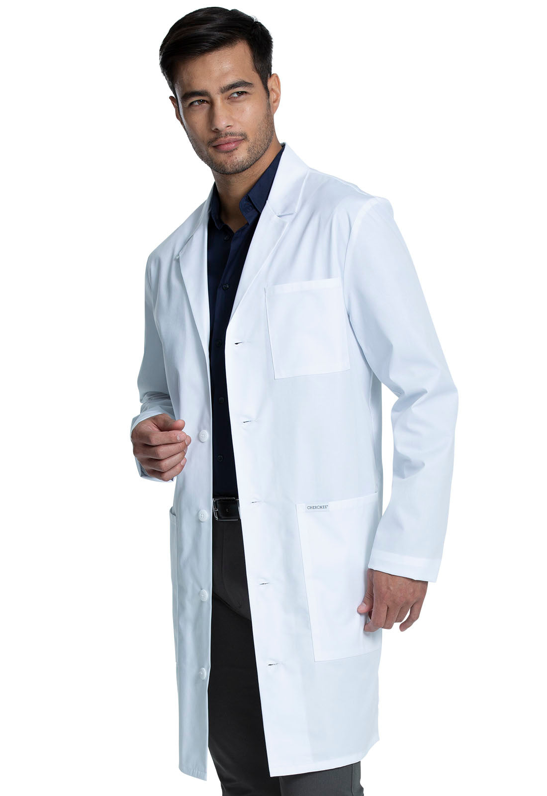 Bata clínica hombre Cherokee Blanca CK412, detalle 2 - Uniformes Clínicos Sami
