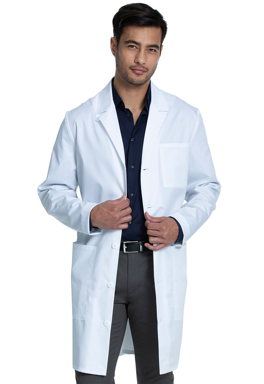 Bata clínica hombre Cherokee Blanca CK412, detalle 3 - Uniformes Clínicos Sami