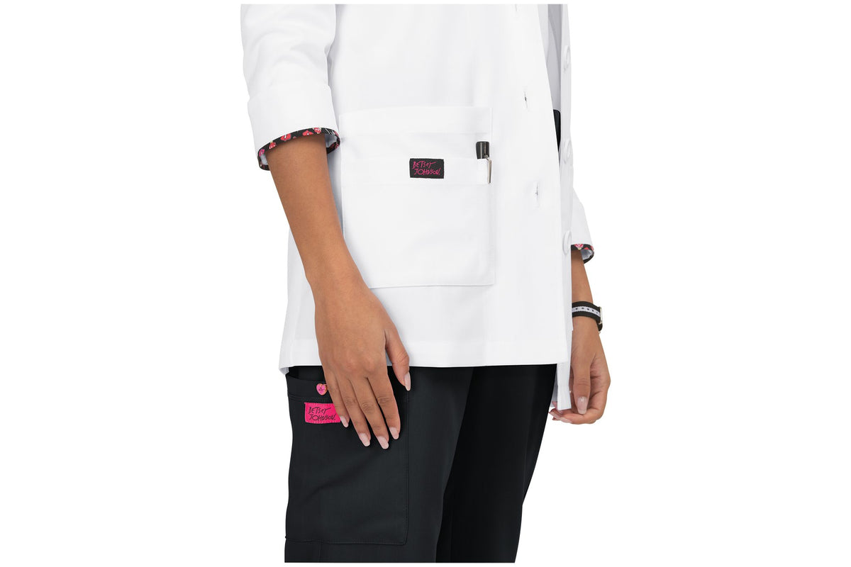 Bata clínica mujer Koi Betsey Johnson B402 - Uniformes Clínicos Sami