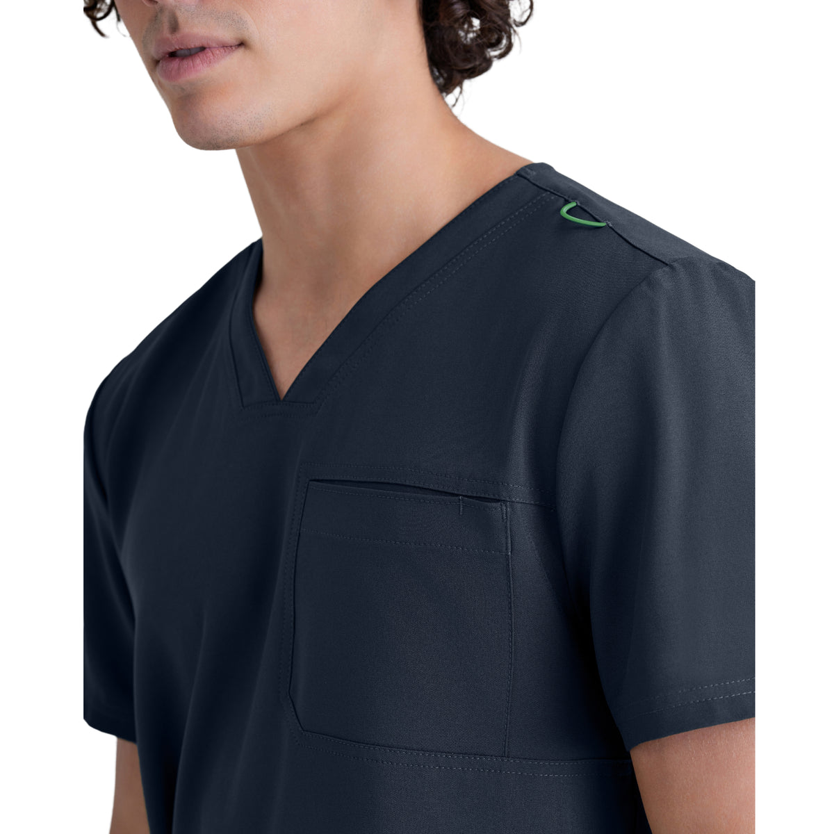 Polera clínica hombre Grey's Anatomy Evolve GSST179, detalle 3 - Uniformes Clínicos Sami