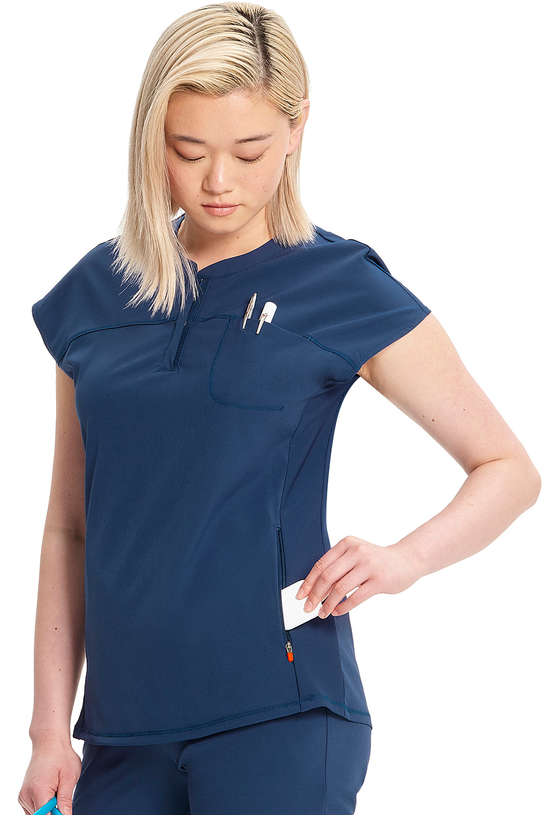 Polera clínica mujer azul marino Cherokee Infinity IN622a Navy GNR8, vista trasera - Uniformes Clínicos Sami