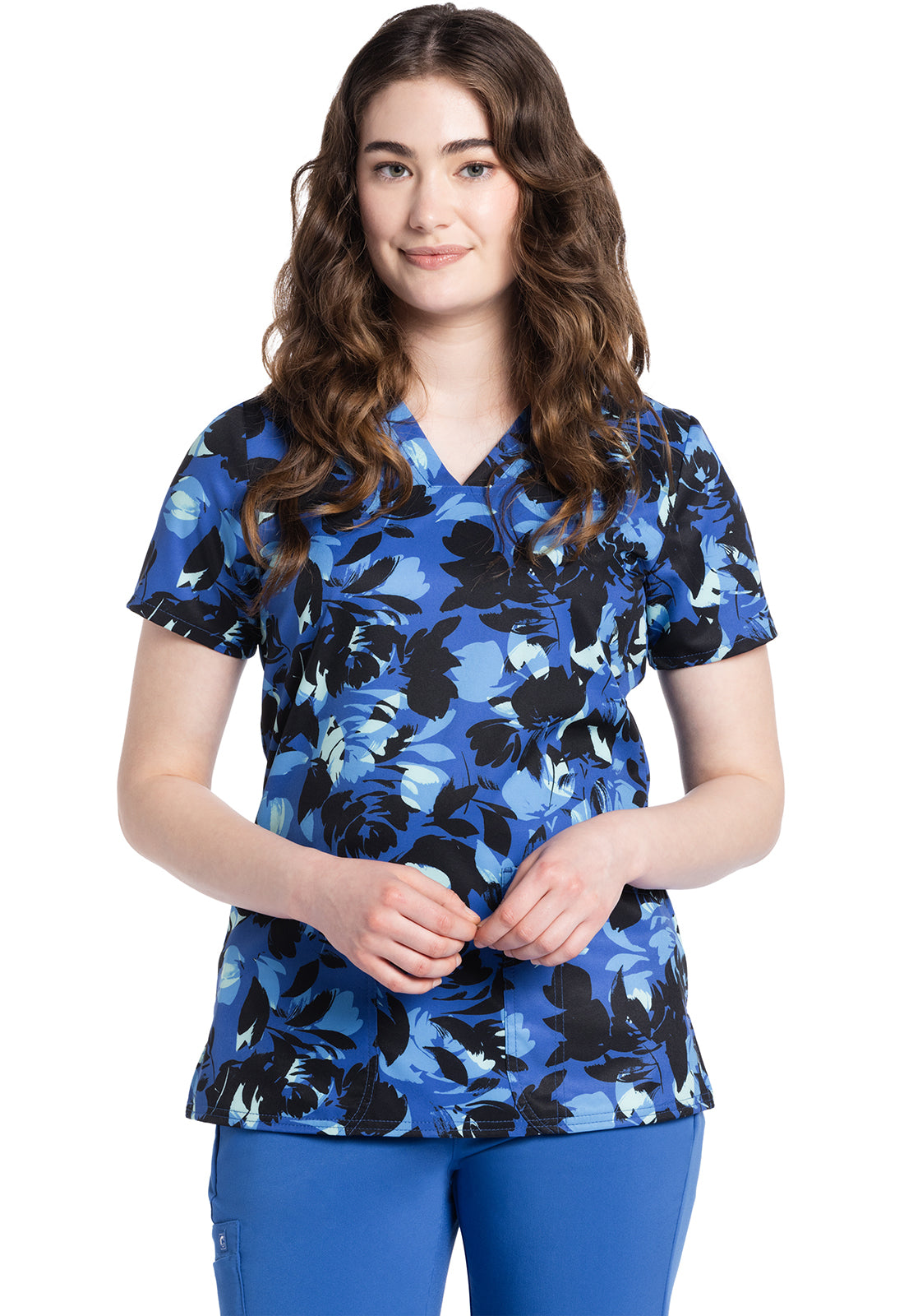 Polera clínica mujer Cherokee Estampada GNSL Hojas - Uniformes Clínicos Sami