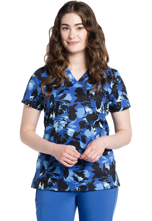 Polera clínica mujer Cherokee Estampada GNSL Hojas - Uniformes Clínicos Sami