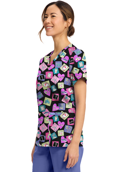 Polera clínica mujer Cherokee Estampada HTHB CK856, detalle 2 - Uniformes Clínicos Sami