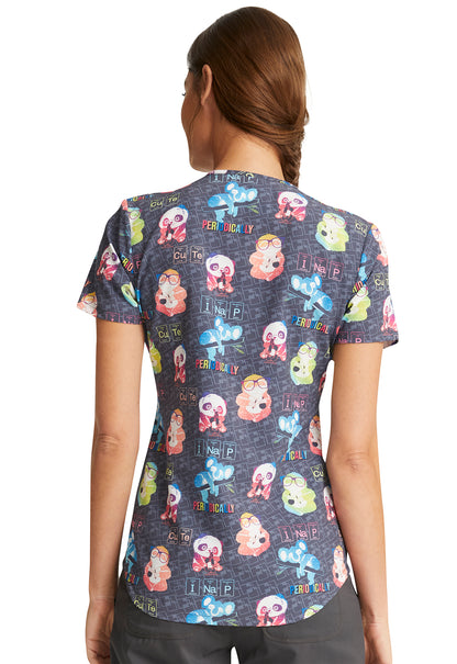 Polera clínica mujer Cherokee Estampada SIFR CK637, vista trasera - Uniformes Clínicos Sami