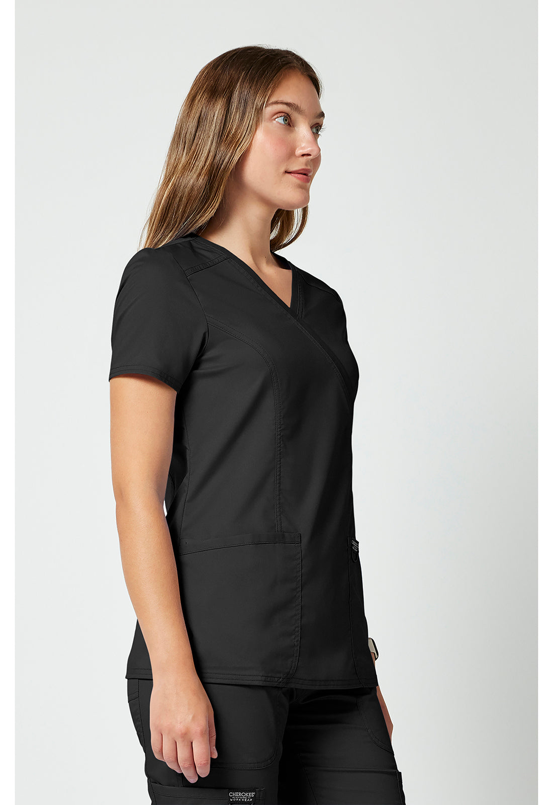 Polera clínica mujer Cherokee Revolution Workwear WW610, detalle 2 - Uniformes Clínicos Sami