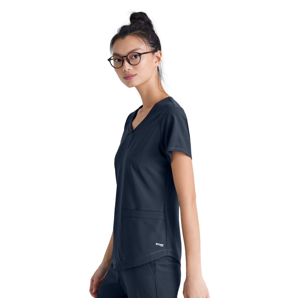 Polera clínica mujer Grey's Anatomy Evolve GSST180, detalle 2 - Uniformes Clínicos Sami