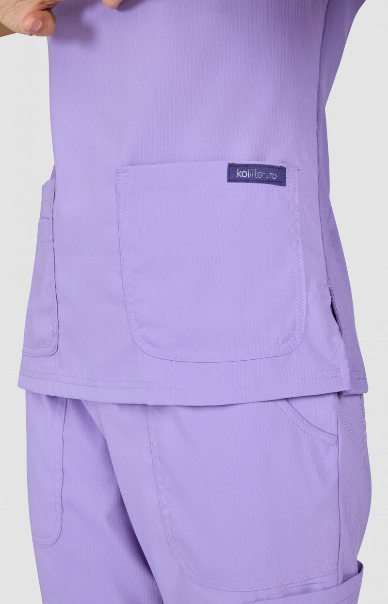 Polera clínica mujer Koi Lite French Lavander 1130L, detalle 2 - Uniformes Clínicos Sami