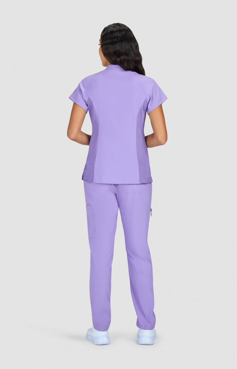 Polera clínica mujer Koi Lite French Lavander 1130L, vista trasera - Uniformes Clínicos Sami
