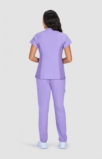 Polera clínica mujer Koi Lite French Lavander 1130L, vista trasera - Uniformes Clínicos Sami
