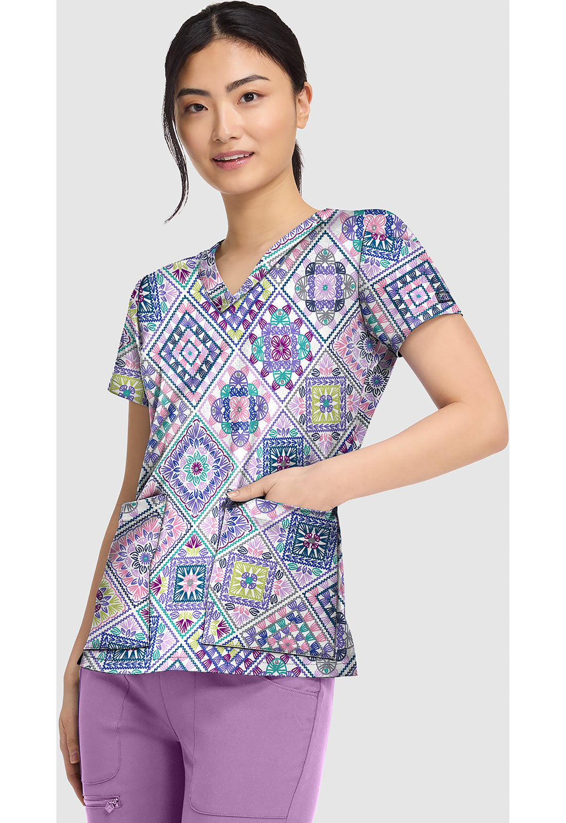 Polera clínica mujer Med Couture estampada CYDA MC8564, vista trasera - Uniformes Clínicos Sami