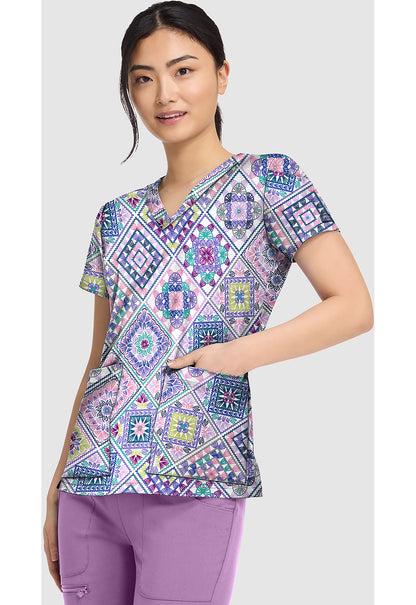 Polera clínica mujer Med Couture estampada CYDA MC8564, vista trasera - Uniformes Clínicos Sami