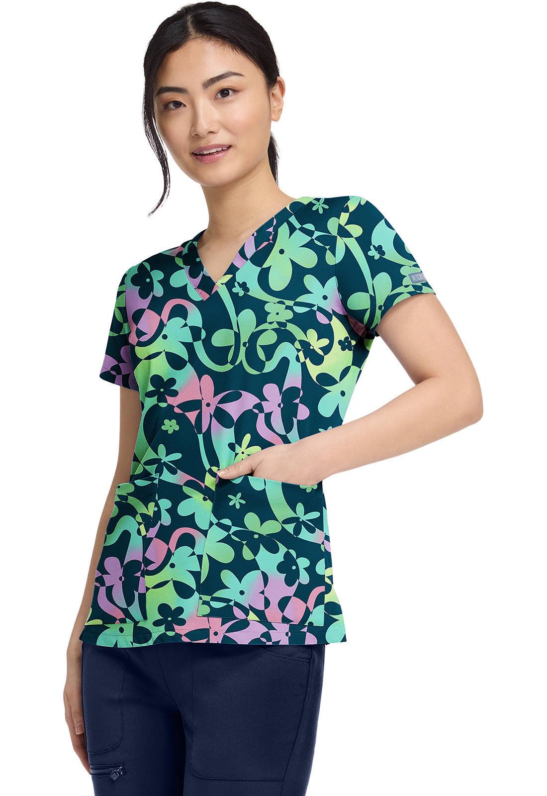Polera clínica mujer Med Couture estampada DZDY MC8564, vista trasera - Uniformes Clínicos Sami
