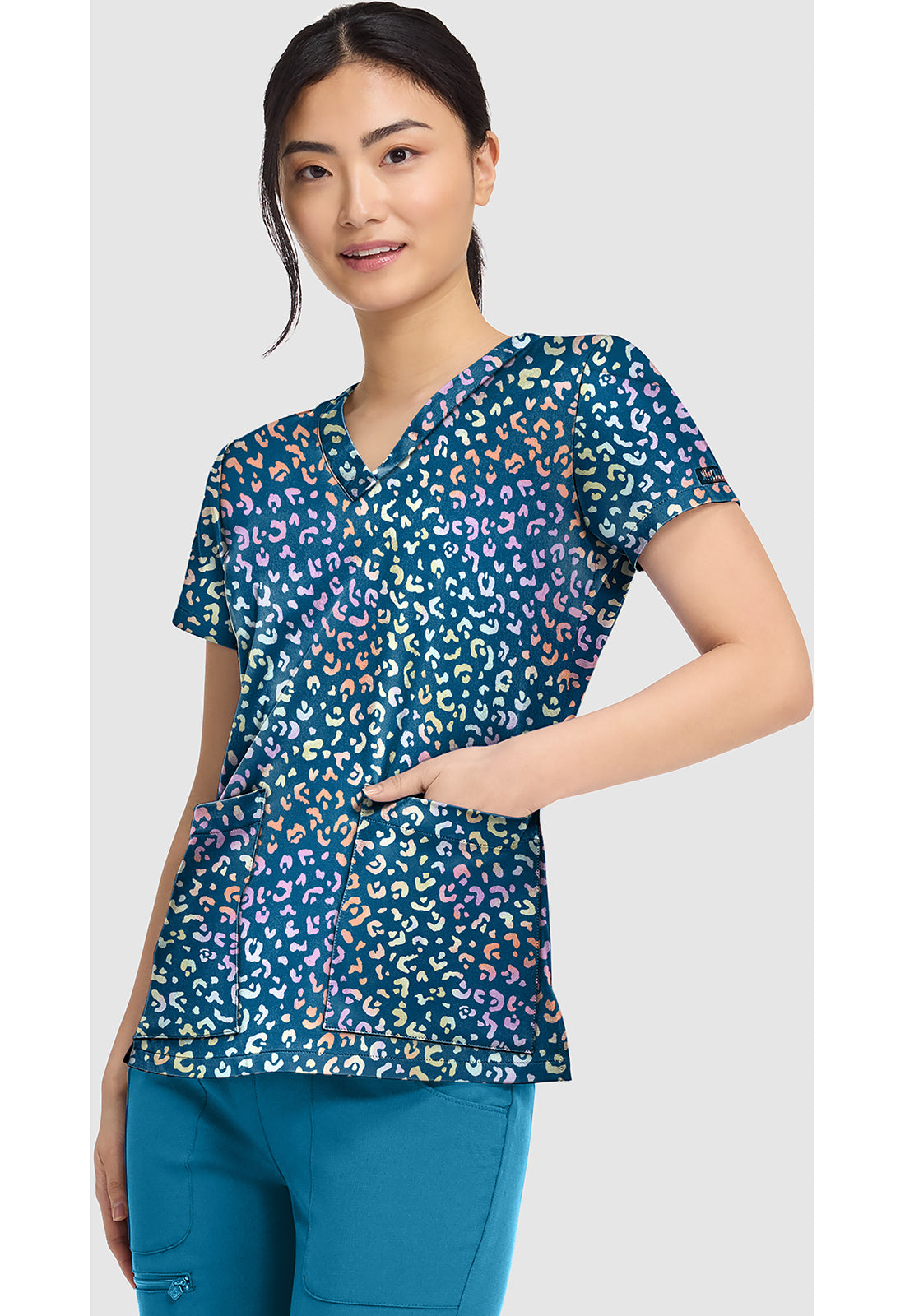 Polera clínica mujer Med Couture estampada MLCC MC8564, detalle 3 - Uniformes Clínicos Sami