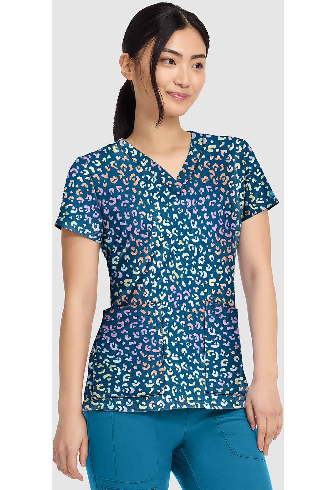 Polera clínica mujer Med Couture estampada MLCC MC8564, vista trasera - Uniformes Clínicos Sami