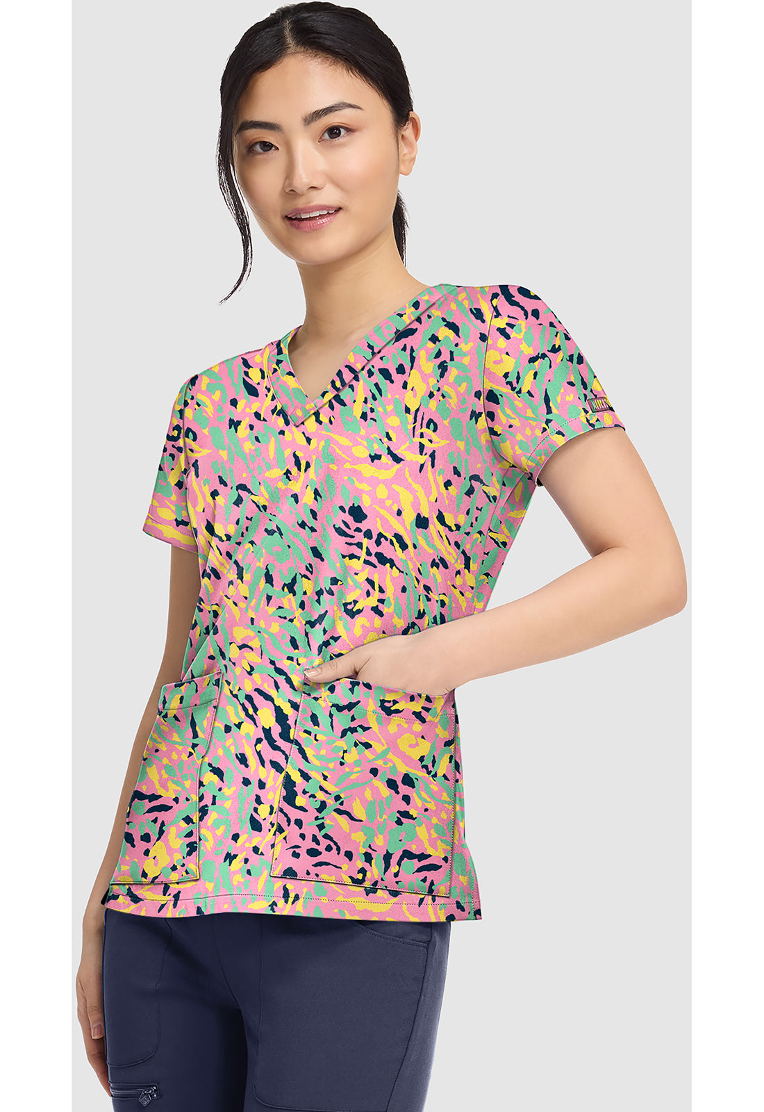 Polera clínica mujer Med Couture estampada TTFT MC8564, vista trasera - Uniformes Clínicos Sami