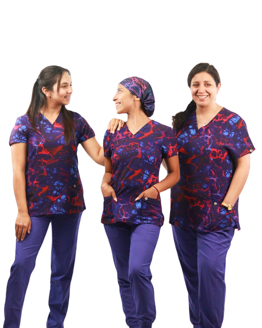 Polera clínica mujer morado Flúor Rosa Estampados - Uniformes Clínicos Sami