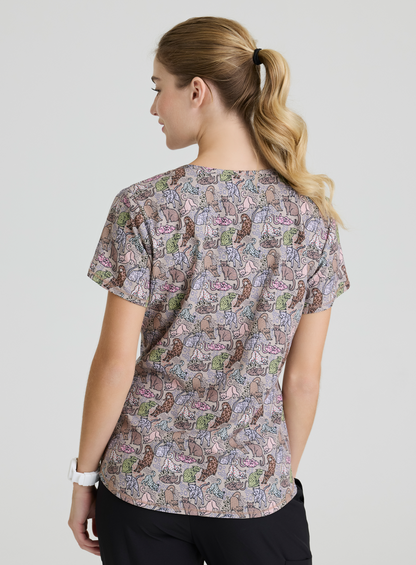Polera clínica mujer Skechers by Barco estampada KINDS OF SKT021, detalle 2 - Uniformes Clínicos Sami