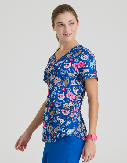 Polera clínica mujer Skechers by Barco Estampada LOVE KITTIES SKT021, detalle 3 - Uniformes Clínicos Sami