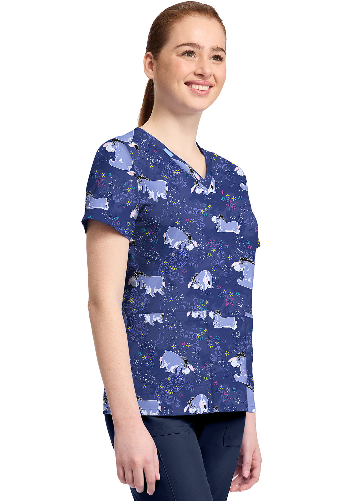Polera clínica mujer Tooniforms Estampada PHYT TF796, vista trasera - Uniformes Clínicos Sami