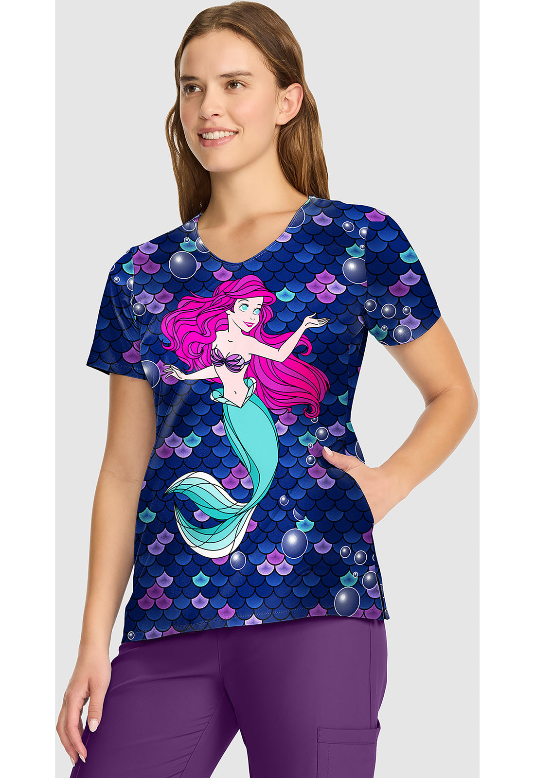 Polera clínica mujer Tooniforms estampada PRTO TF626, vista trasera - Uniformes Clínicos Sami