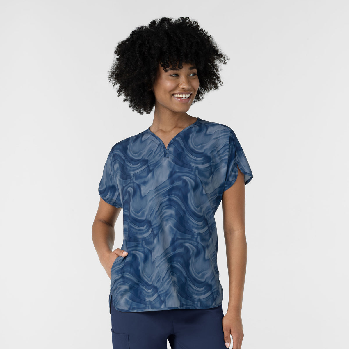 Polera clínica WonderWink estampada DDNT 6267 - Uniformes Clínicos Sami