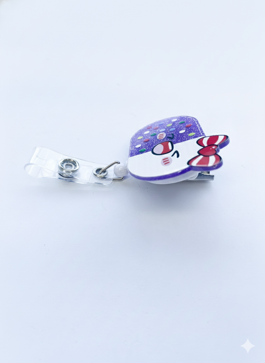 Portacredencial morado acrílico Pill, vista trasera - Uniformes Clínicos Sami