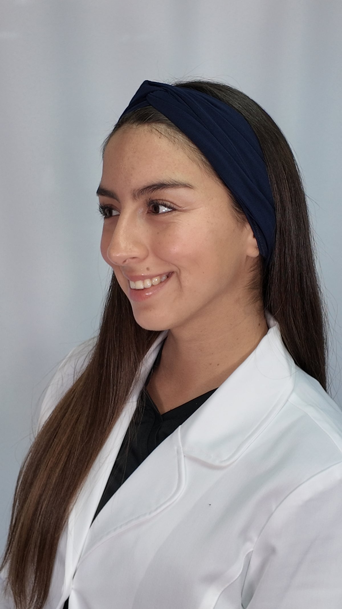 Uniforme clínico mujer azul marino Touca, vista trasera - Uniformes Clínicos Sami