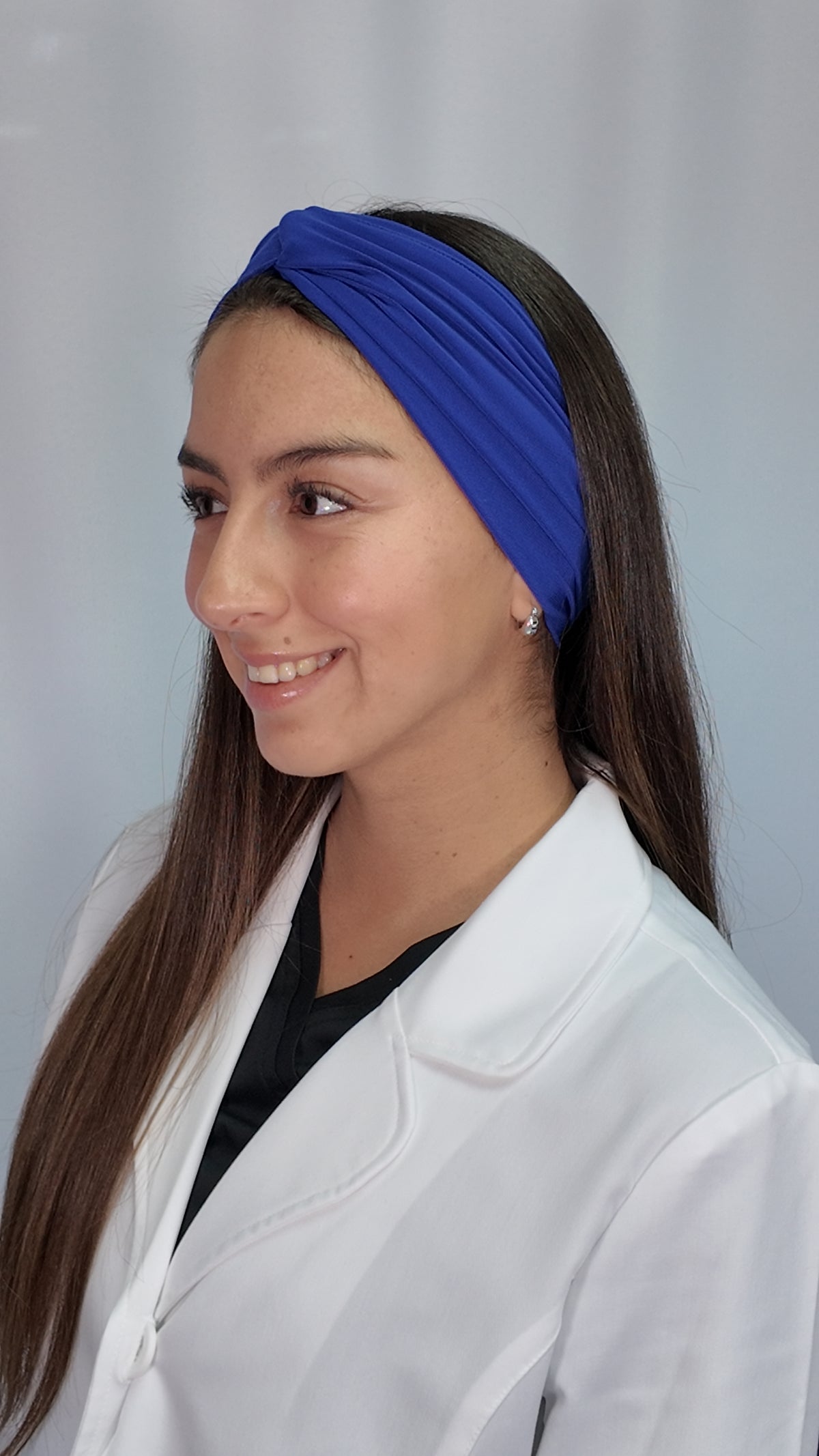Uniforme clínico mujer azul rey Touca, vista trasera - Uniformes Clínicos Sami